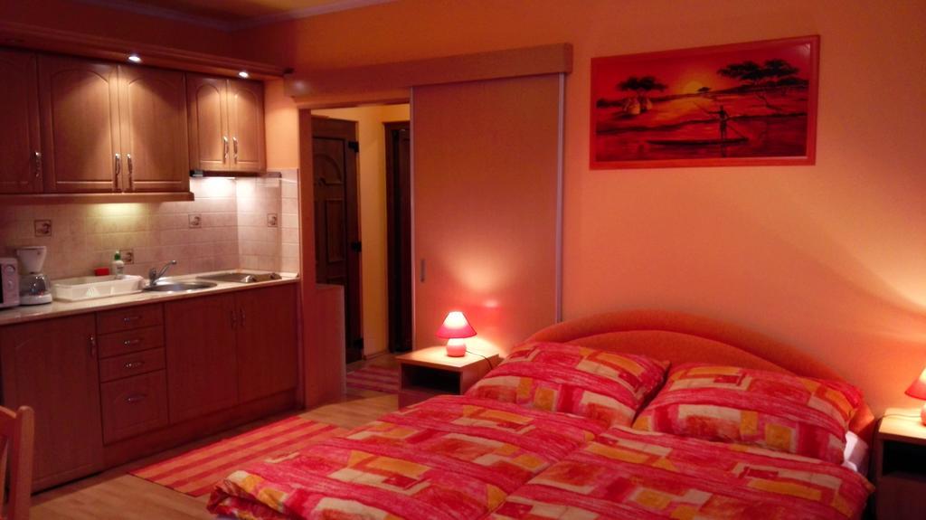 Balaton Wellness Apartman Siófok Rum bild