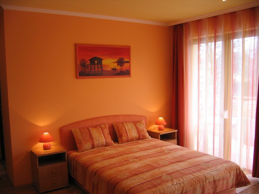 Balaton Wellness Apartman Siófok Rum bild